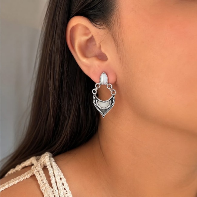 Brinco Envelhecido Boho de Pedra da Lua e Pêndulo em V Detalhes de Cordas e Bolinhas