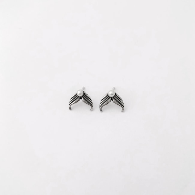 Brinco Envelhecido Cauda de Sereia com Pérola de Água Doce