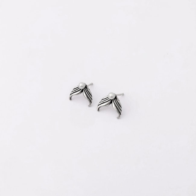 Brinco Envelhecido Cauda de Sereia com Pérola de Água Doce