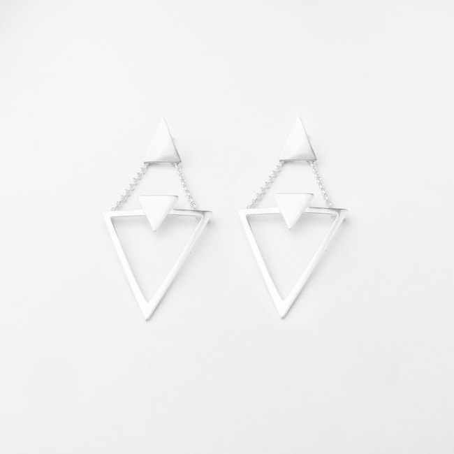 Brinco Geométrico Liso e Vazado com Correntes 