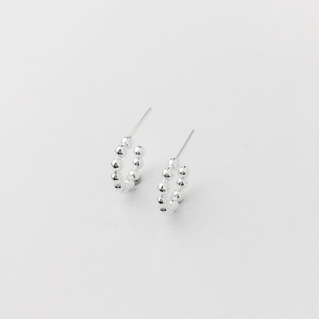 Brinco Meia Argola com Bolinhas