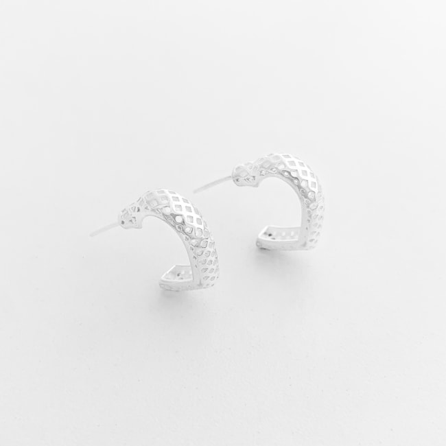 Brinco Meia Argola de Coração Vazado