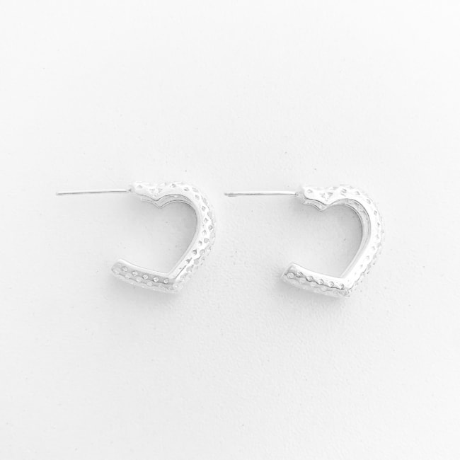 Brinco Meia Argola de Coração Vazado