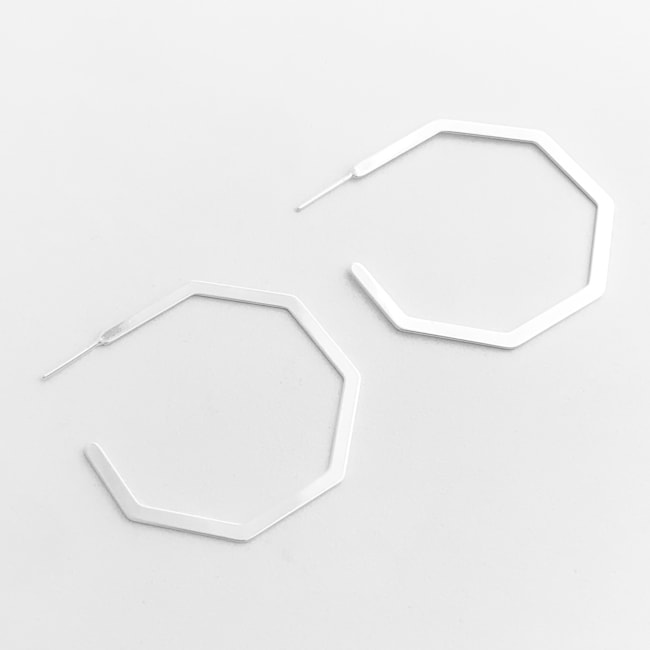 Brinco Meia Argola Geométrica Lisa 