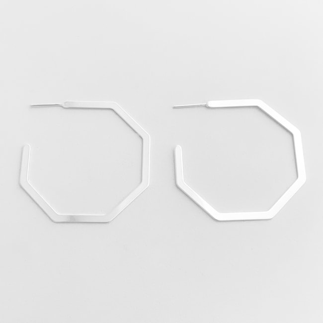 Brinco Meia Argola Geométrica Lisa 