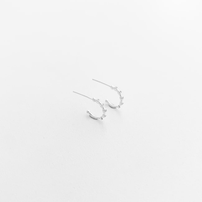 Brinco Meia Argola Pequeno com Zircônias Cravejadas