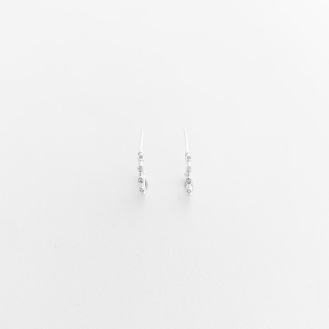 Brinco Meia Argola Pequeno com Zircônias Cravejadas