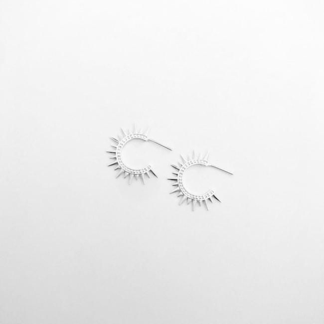 Brinco Meia Argola Spike com Falsa Cravação