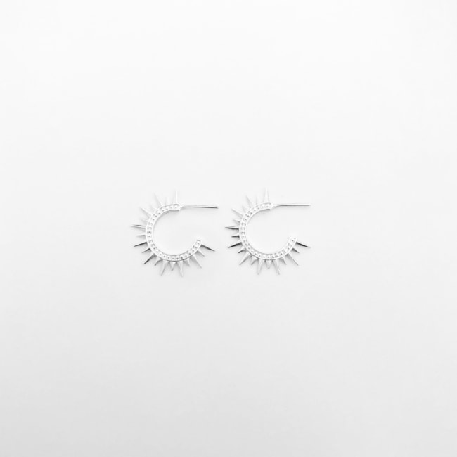 Brinco Meia Argola Spike com Falsa Cravação