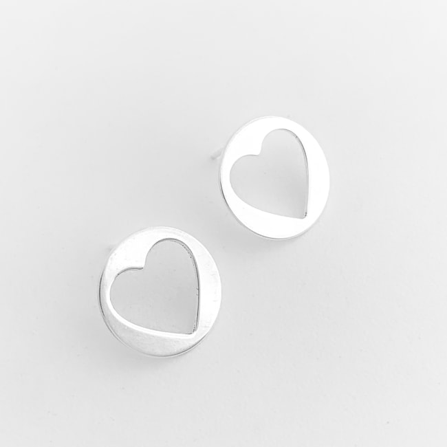 Brinco Redondo com Coração No Centro Vazado 