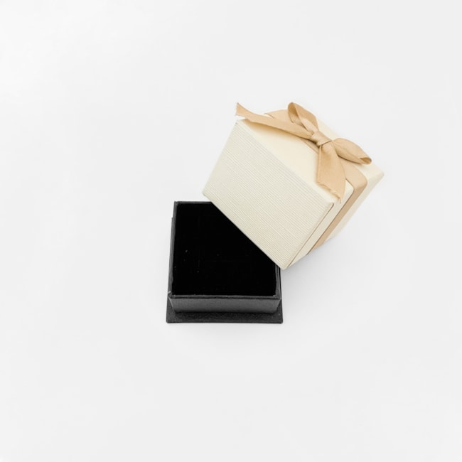 Caixa Luxo com Laço Bege para Anel – 5x5