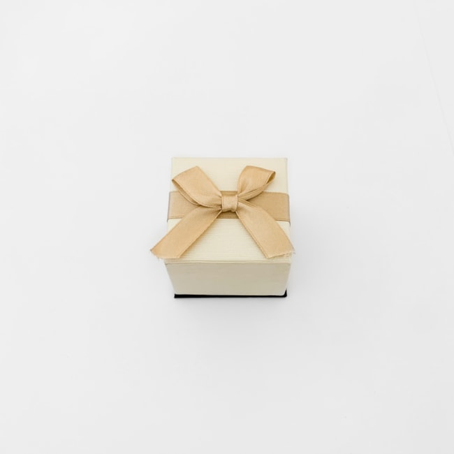 Caixa Luxo com Laço Bege para Anel – 5x5