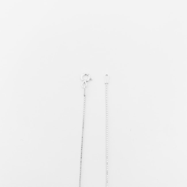 Gargantilha Chifre de Cervo Trabalhado com Arabesco em V - 60cm