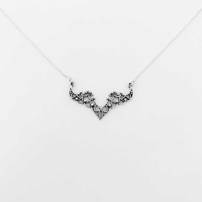 Gargantilha Chifre de Cervo Trabalhado com Arabesco em V - 60cm