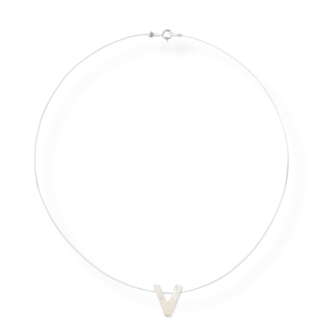 Gargantilha de Fio de Nylon com Letra V em Madrepérola - 40cm