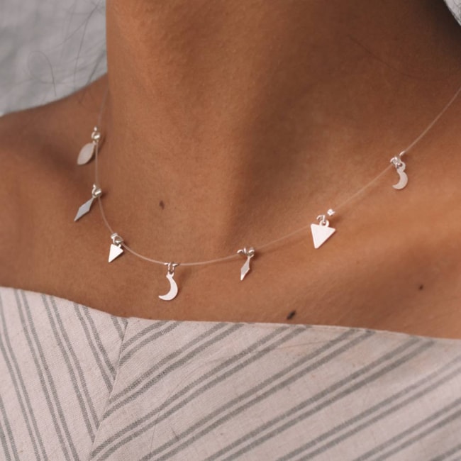 Gargantilha de Fio de Nylon com Lua e Símbolos Geométricos  - 40cm