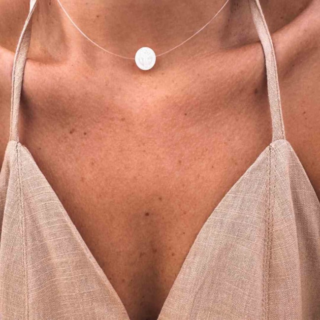 Gargantilha de Fio de Nylon com Pngente de São Bento em Madrepérola - 40cm