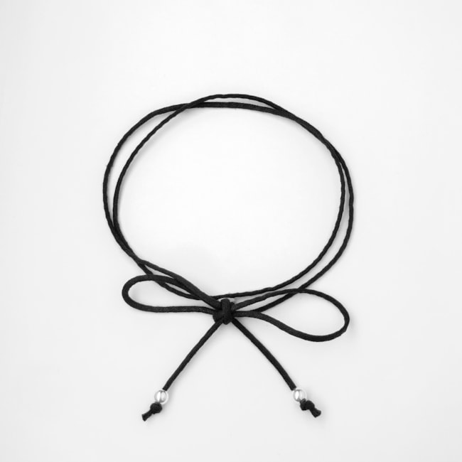 Gargantilha Fio Acetinado Preto com Bolinha de Prata nas Pontas - 96cm