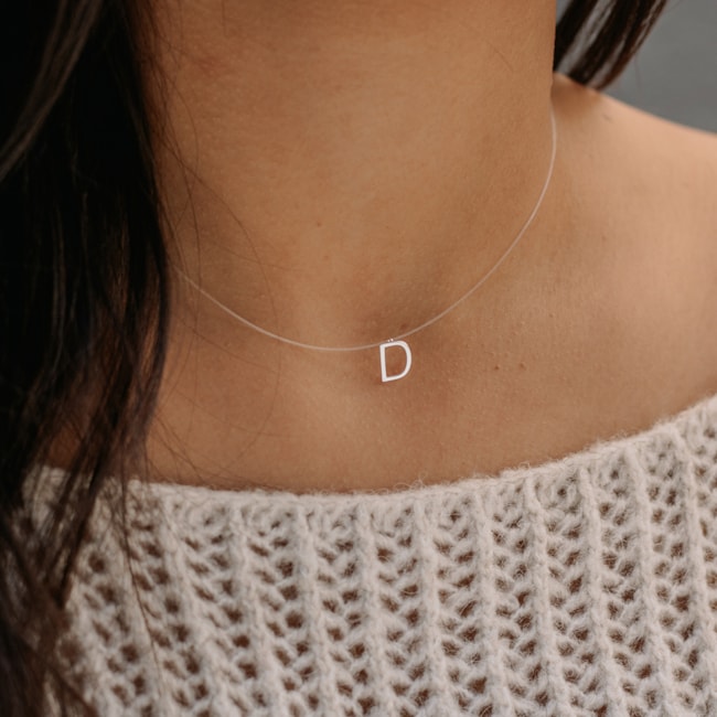 Gargantilha Fio de Nylon com Letra D em Laser - 40cm