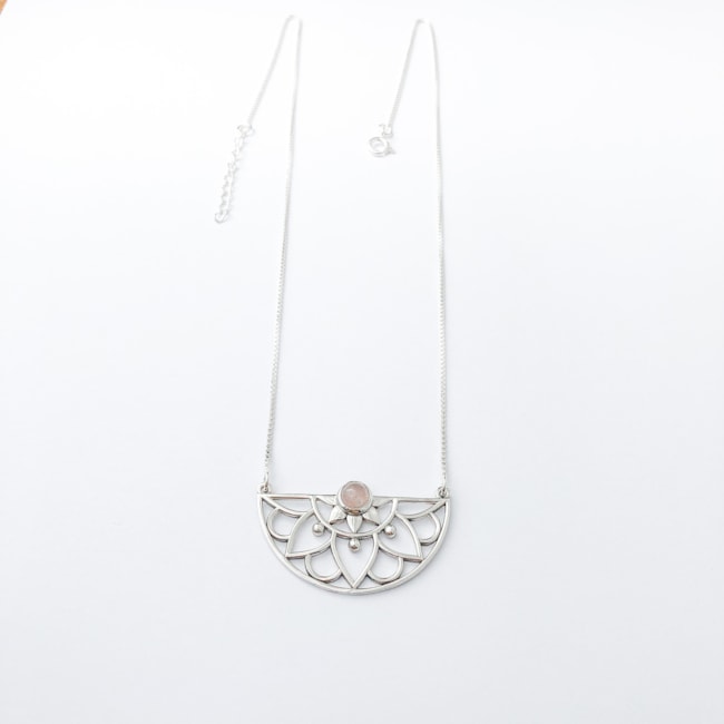 Gargantilha Mandala Floral com Quartzo Rosa - 40cm