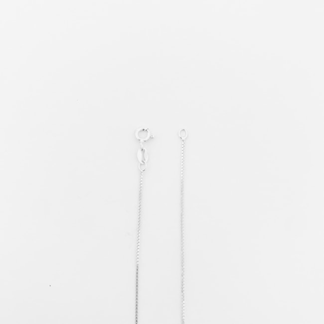 Gargantilha Namastê com Símbolo do Om com Ônix Resinado