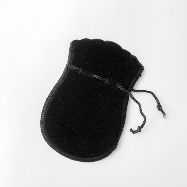 Pacote com 10 Saquinhos de Veludo Preto - 8 x 11