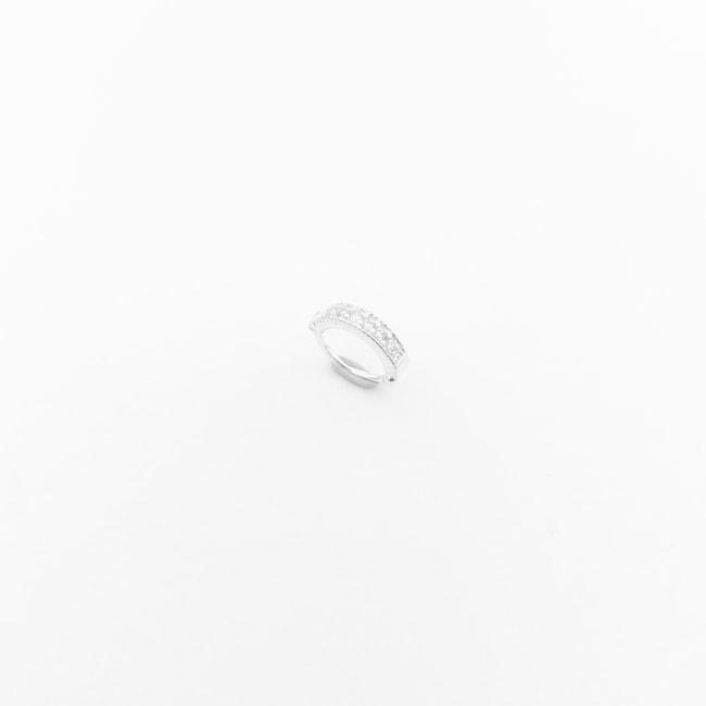 Piercing de Cartilagem Cravejado com Zircônias