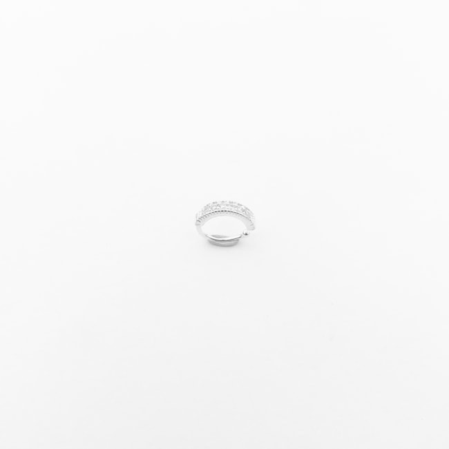 Piercing de Cartilagem Cravejado com Zircônias