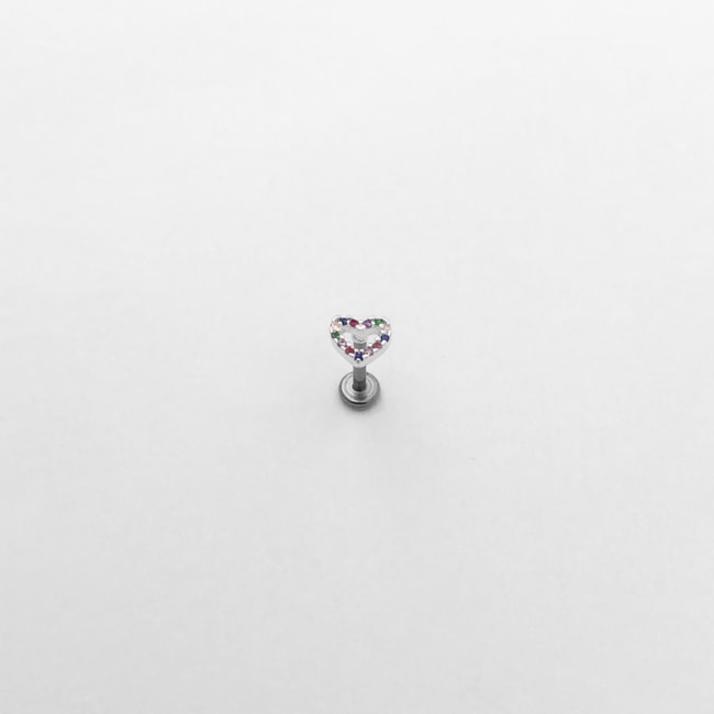 Piercing Para Furo de Coração Com Zircônias Coloridas com Pino em Ação Cirúrgico 