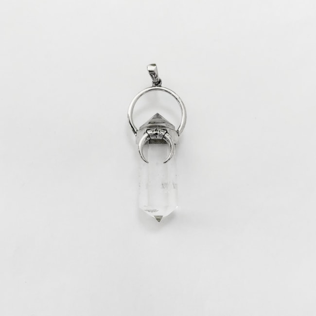 Pingente Cristal Quartzo Transparente com Meia Lua