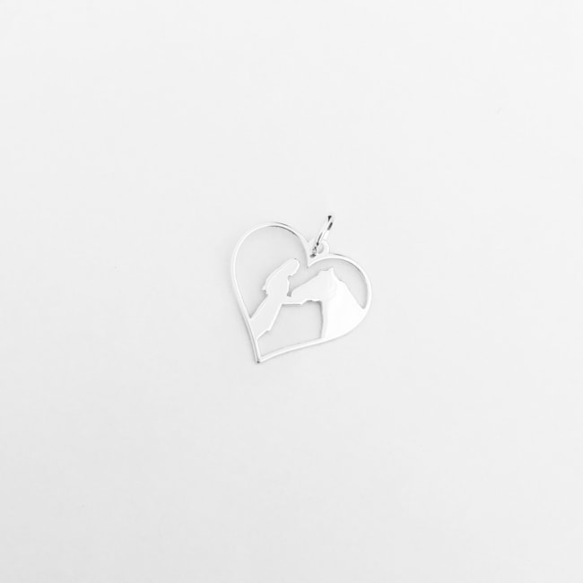 Pingente de Coração com Cavalo e Menina Vazado 