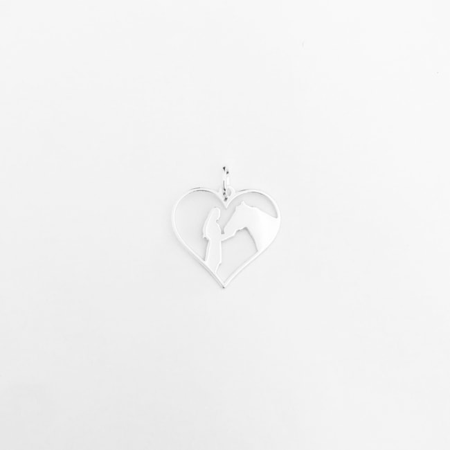 Pingente de Coração com Cavalo e Menina Vazado 