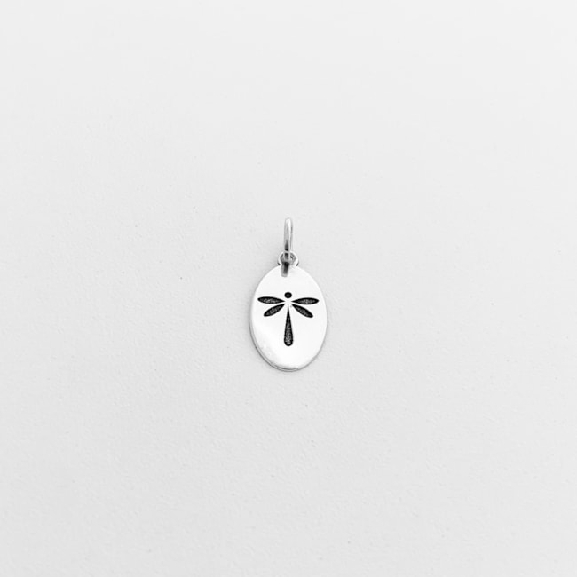 Pingente de Medalha Oval com Libélula