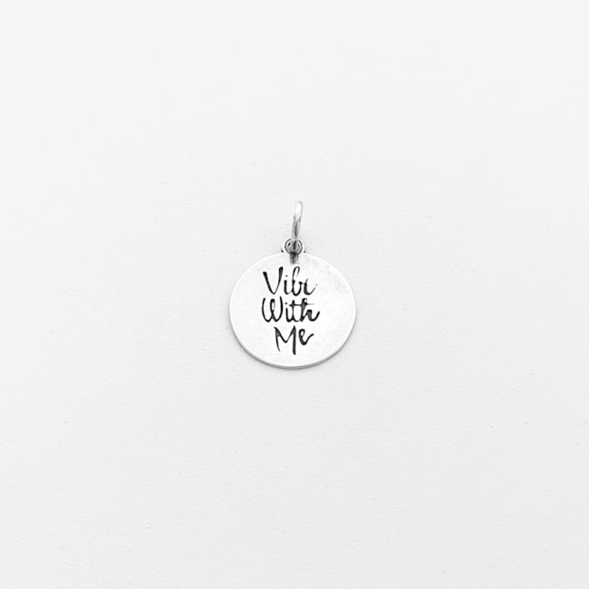 Pingente de Medalha "Vibe With Me"