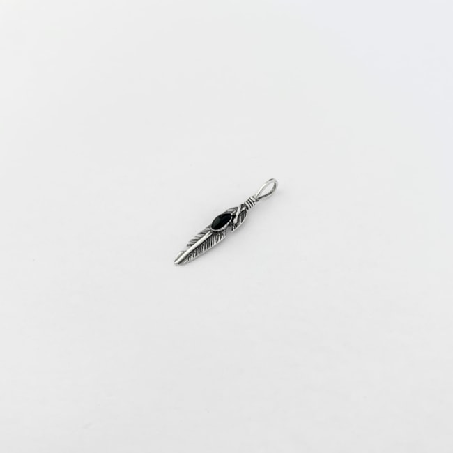 Pingente de Pena Trabalhada com Pedra Ônix Resinada