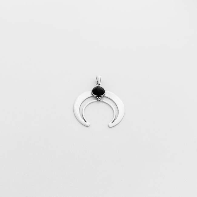 Pingente Dente Largo com Pedra Ônix Resinada 