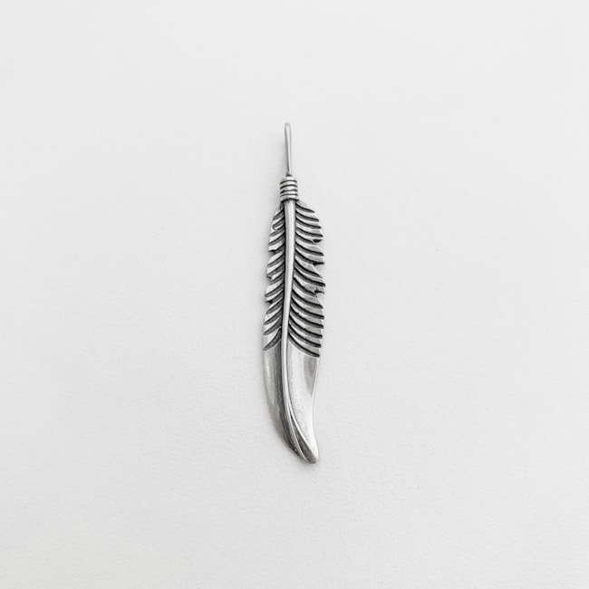 Pingente Envelhecido de Pena Trabalhada