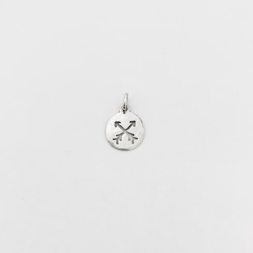 Produto Pingente Mini Medalha com Flechas Cruzadas 