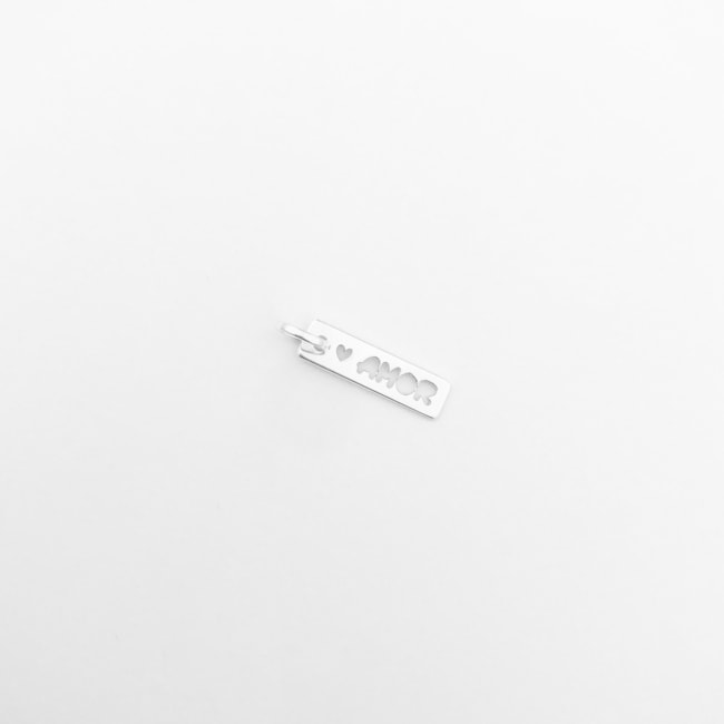 Pingente Plaquinha "Amor" com Coração Vazado 