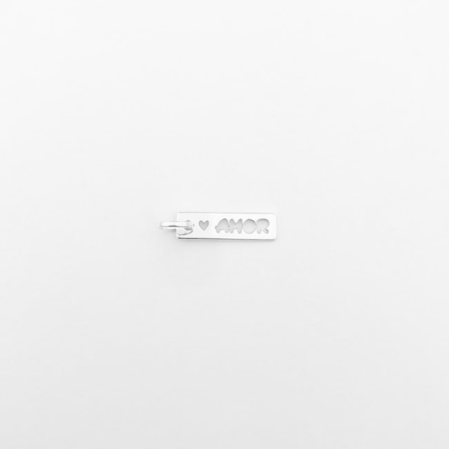 Pingente Plaquinha "Amor" com Coração Vazado 