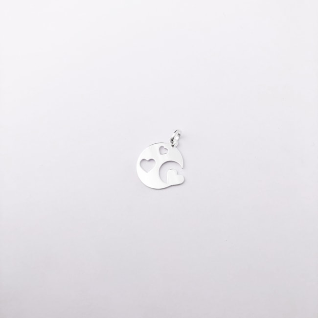 Pingente Plaquinha Laser com Corações e Meia Lua Vazados 