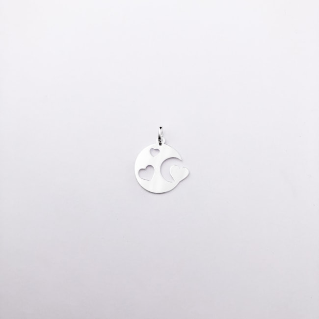 Pingente Plaquinha Laser com Corações e Meia Lua Vazados 