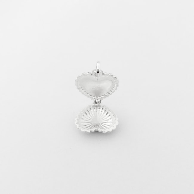 Pingente Relicário de Coração Trabalhado com Gomos 
