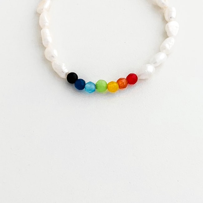 Pulseira com Pérolas e Pedras Coloridas