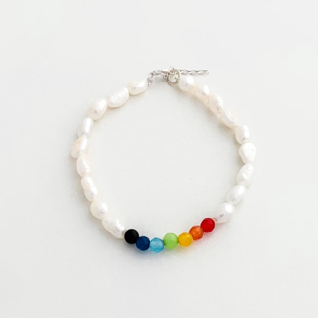 Pulseira com Pérolas e Pedras Coloridas