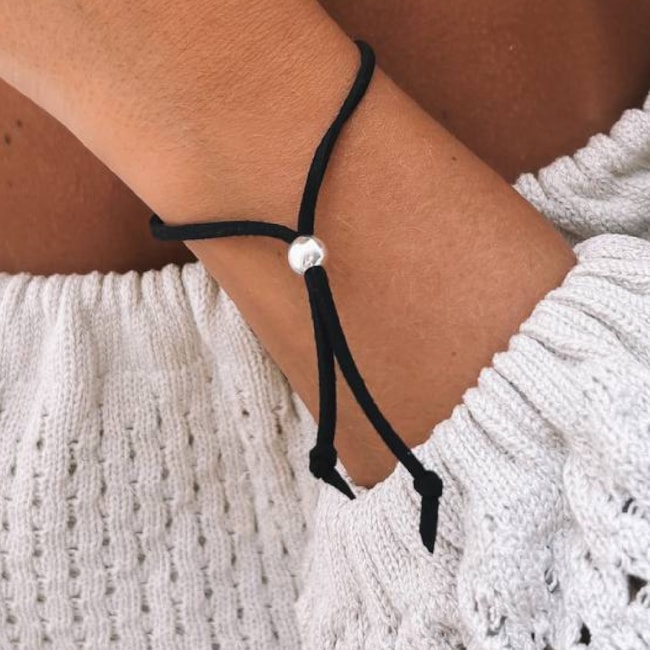 Pulseira De Courinho Preta Regulável com Bolinha em Prata