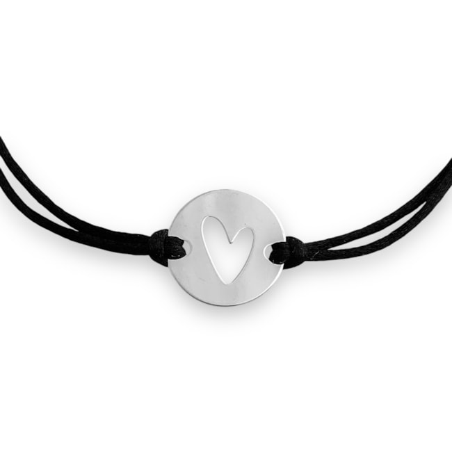 Pulseira de Fio Acetinado Preta com Pingente de Coração Vazado 