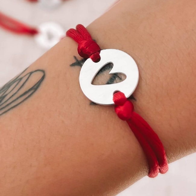 Pulseira de Fio Acetinado Vermelho com Pingente de Coração Vazado - 26cm
