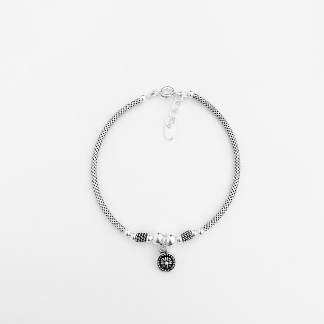 Pulseira Rígida Trabalhada com Pingente de Flor - 14cm